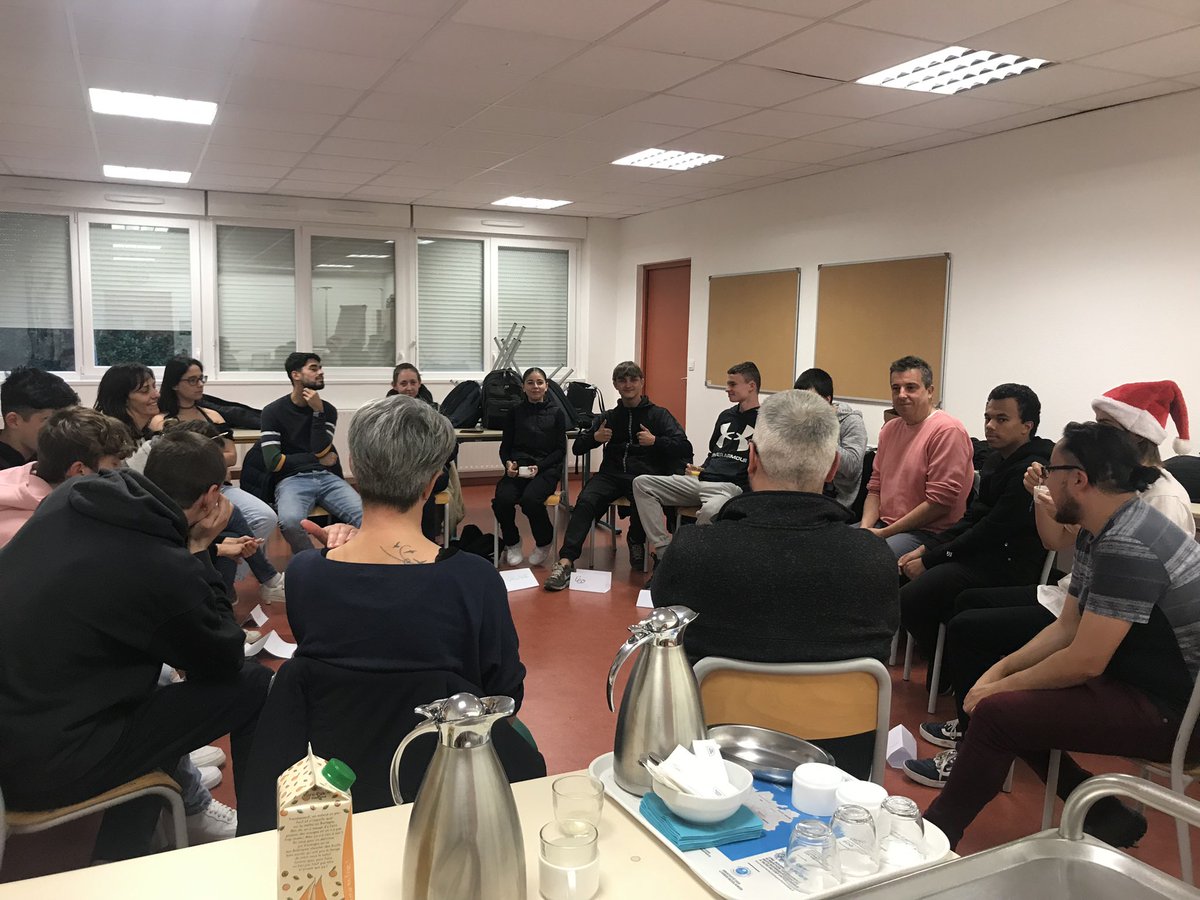 LPEiffel's tweet photo. Formation sentinelles et référents : lutte contre le harcèlement scolaire. Merci aux élèves, enseignants, AED, CPE, parents et partenaires extérieurs pour cet engagement 👏 https://t.co/xA26ocYPsq