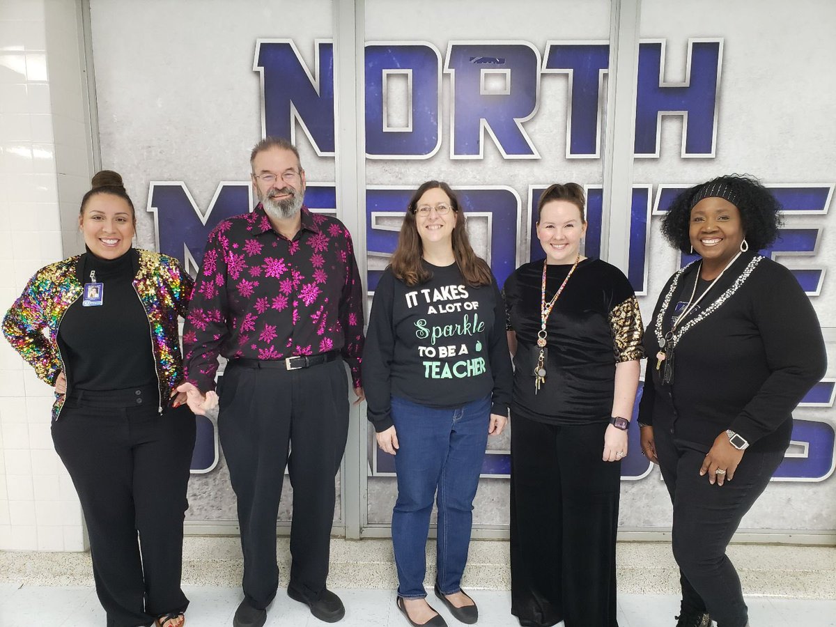 NorthMesquiteHS's tweet photo. Merry and Bright! #12daysofnorth #countdowntochristmas https://t.co/0EA95Sg8Ny