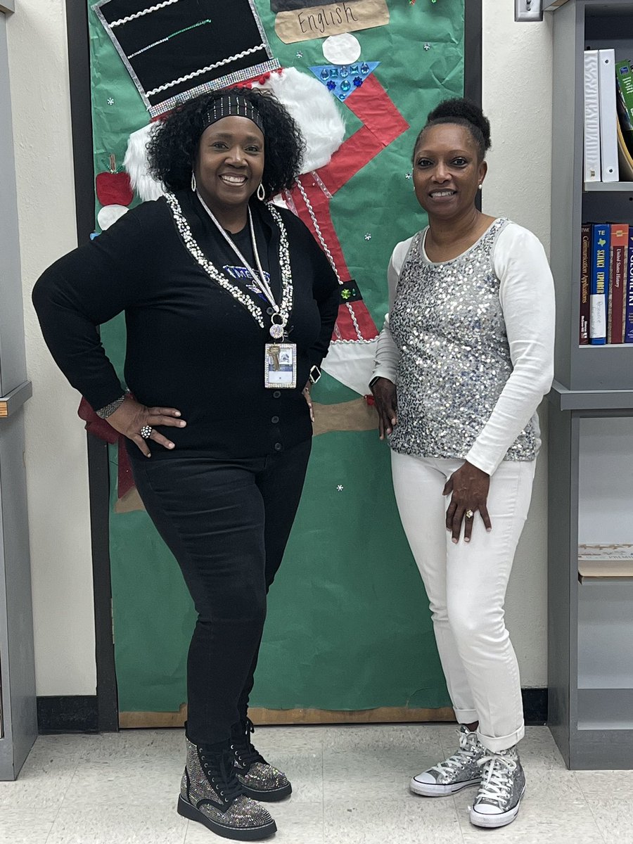 NorthMesquiteHS's tweet photo. Merry and Bright! #12daysofnorth #countdowntochristmas https://t.co/0EA95Sg8Ny