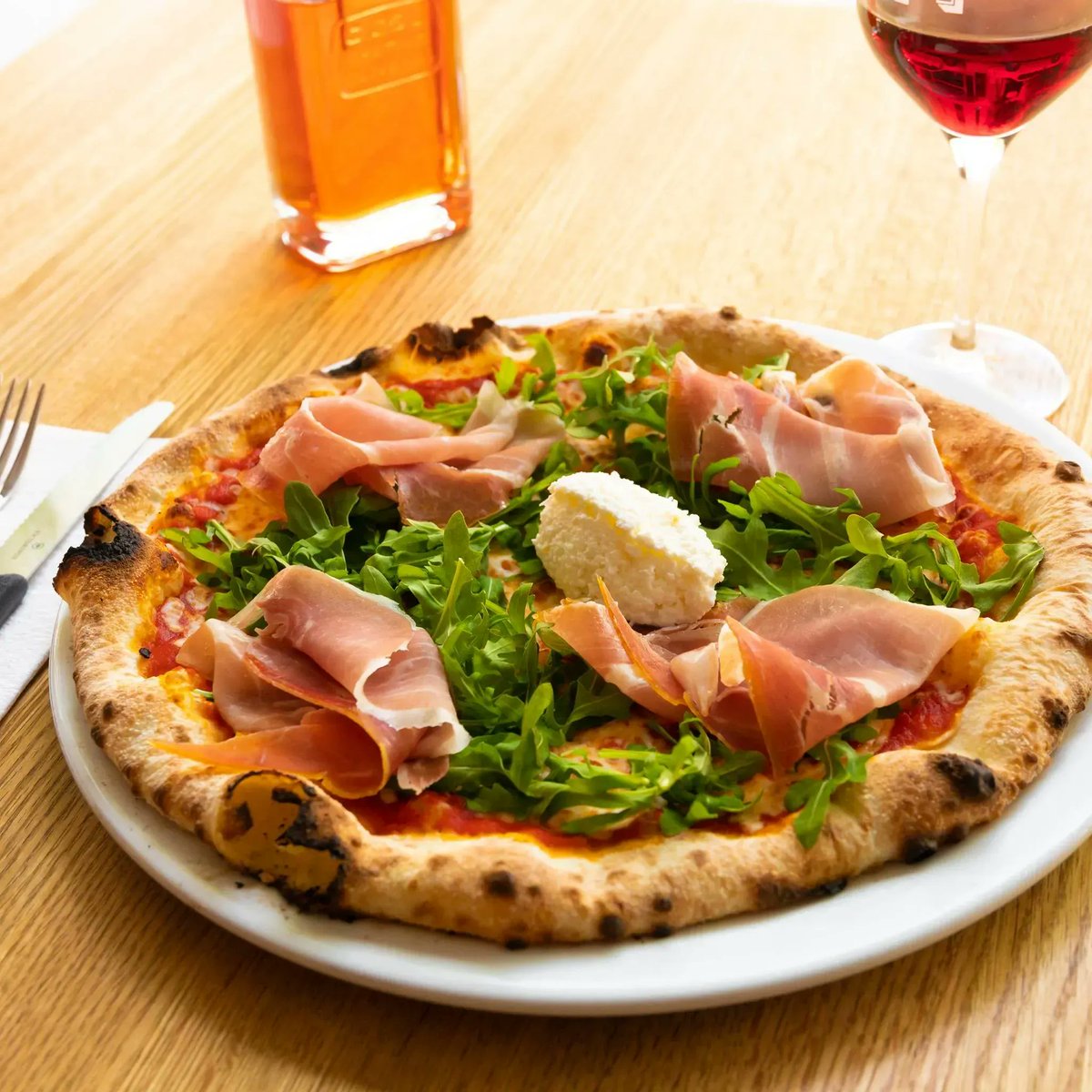 sortirmtl's tweet image. Le Heirloom est un restaurant Pizzeria situé à Montréal. On y sert des pizzas au four à bois et des pâtes fraîches maison.
 sortirmtl.com/place/heirloom