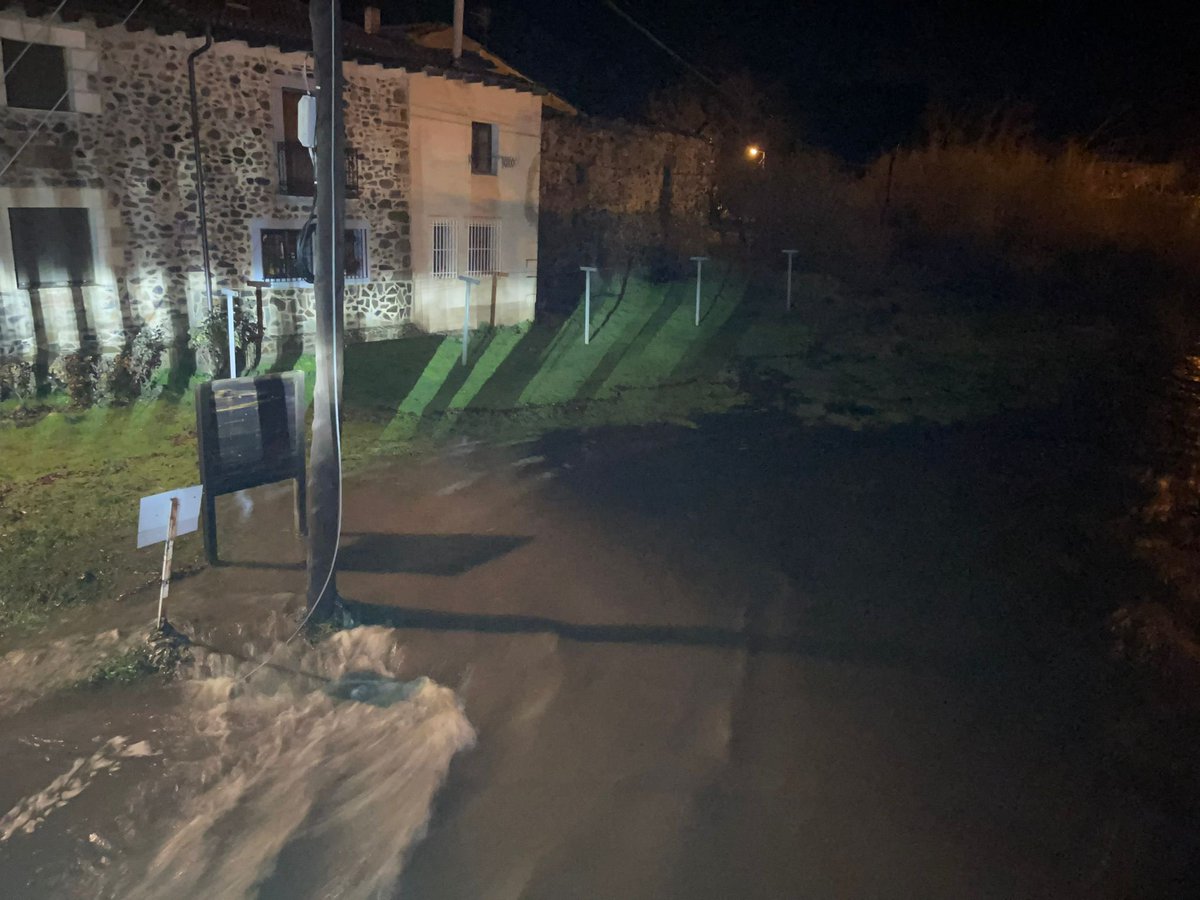 El #RíoPedroso en #BarbadilloDelPez ha subido solo en esta tarde 1 metro de altura. 

Increíble el rápido #deshielo tras las fortísimas lluvias después de la #nieve