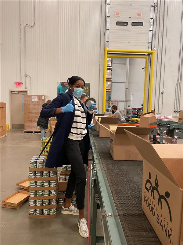 🔵#SKDKinAction: This afternoon, members of <a href="/SKDK/">SKDK</a>'s DC office volunteered at <a href="/foodbankmetrodc/">Capital Area Food Bank</a>'s distribution center to sort &amp; pack food. Thank you to the CAFB for your ongoing work to eliminate food insecurity in the Capital region! 

capitalareafoodbank.org/how-to-help/