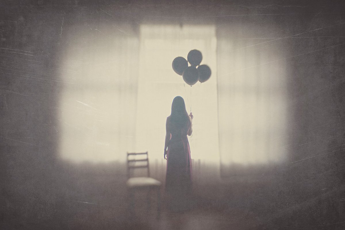 'People think dreams aren't real just because they aren't made of matter, of particles. Dreams are real. But they are made of viewpoints, of images, of memories and puns and lost hopes.' Neil Gaiman 📷Hengki Lee