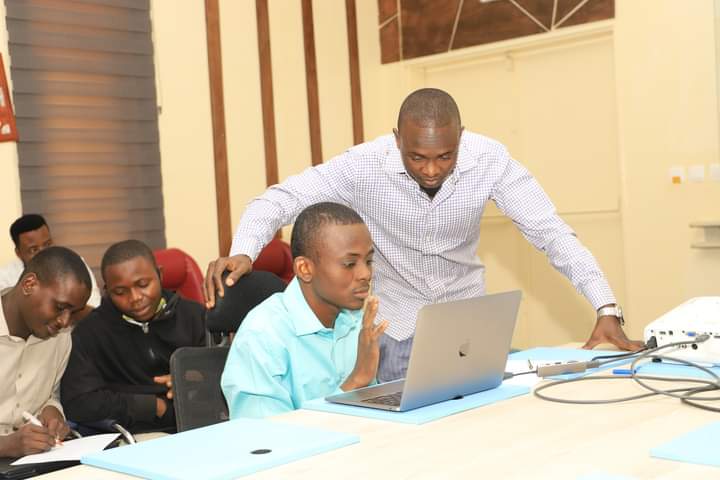 Ce Lundi 12 Décembre 2022 à #Sadoré a débuté le #Boot_camp qui s'étendra sur une période de quatre jours. Jusqu'au 15 Décembre 2022, des séances de formation seront dispensées aux finalistes E-TAKARA afin de les booster à parfaire leurs projets.

#E_Takara_2022 
#Boot_Camp