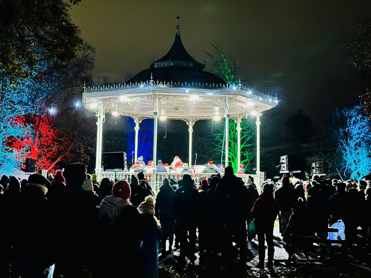 A huge thank you to everyone who braved the cold to join us in Vivary Park, a truly magical evening. #ProudMayor #Christmas2022 #CommunitySpirit #Carols #Taunton

@concertband_tcb @tauntondeanemvc @Westsomsing @RockChoir @TTChaplaincy @TauntonSCC @SWTCouncil @visit_taunton