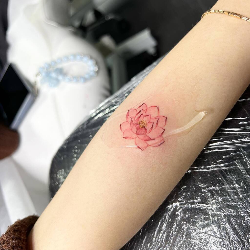 Jingstattoo's tweet photo. Do you like lotus? It’s one of my favorite flower. Because it grows in the mud, yet is never sullied; she floats on the waving water, yet is never swayed.
#lotustattoo #forearmtattoo #flowers #flowertattoo #floraltattoo #finelinetattoo #nyctattoo #jingst… https://t.co/2YVpGJNlC2 https://t.co/j3XeRgDtnf