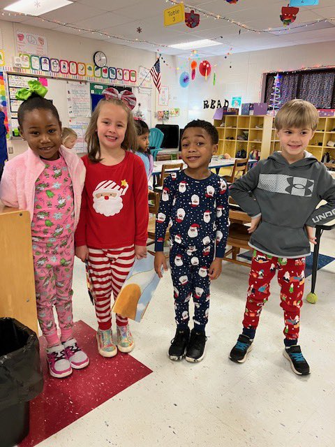 HESHORNETSROCK's tweet photo. HES is celebrating “Holiday Kindness Spirit Week” this week! Today our students and staff wore their pajamas to show that we are “Dreaming of Kindness!” #GoldenGateKids https://t.co/sFJ1n2fs5f