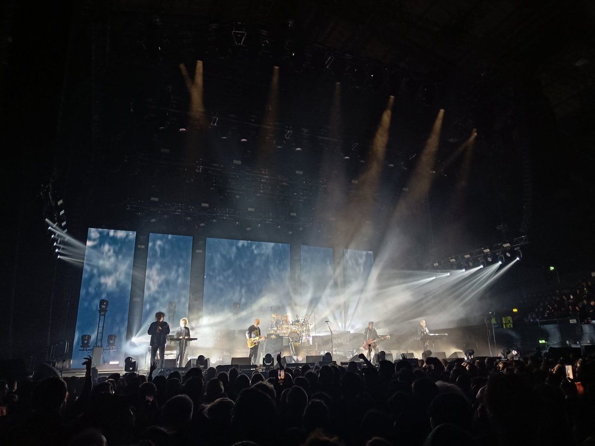 stuczu's tweet photo. The Cure, Wembley.

Sharp and open. https://t.co/K4zy2HhlwZ