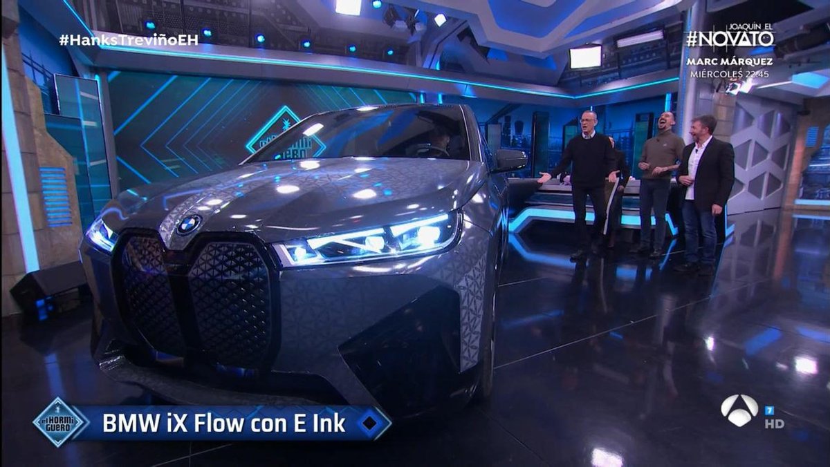 BMWGroupEspana's tweet image. Sin duda Tom Hanks y María Treviño han sido unos privilegiados junto al público de @El_Hormiguero pues era la primera vez que el @BMWEspana iX Flow llegaba a España. #bmwixflow