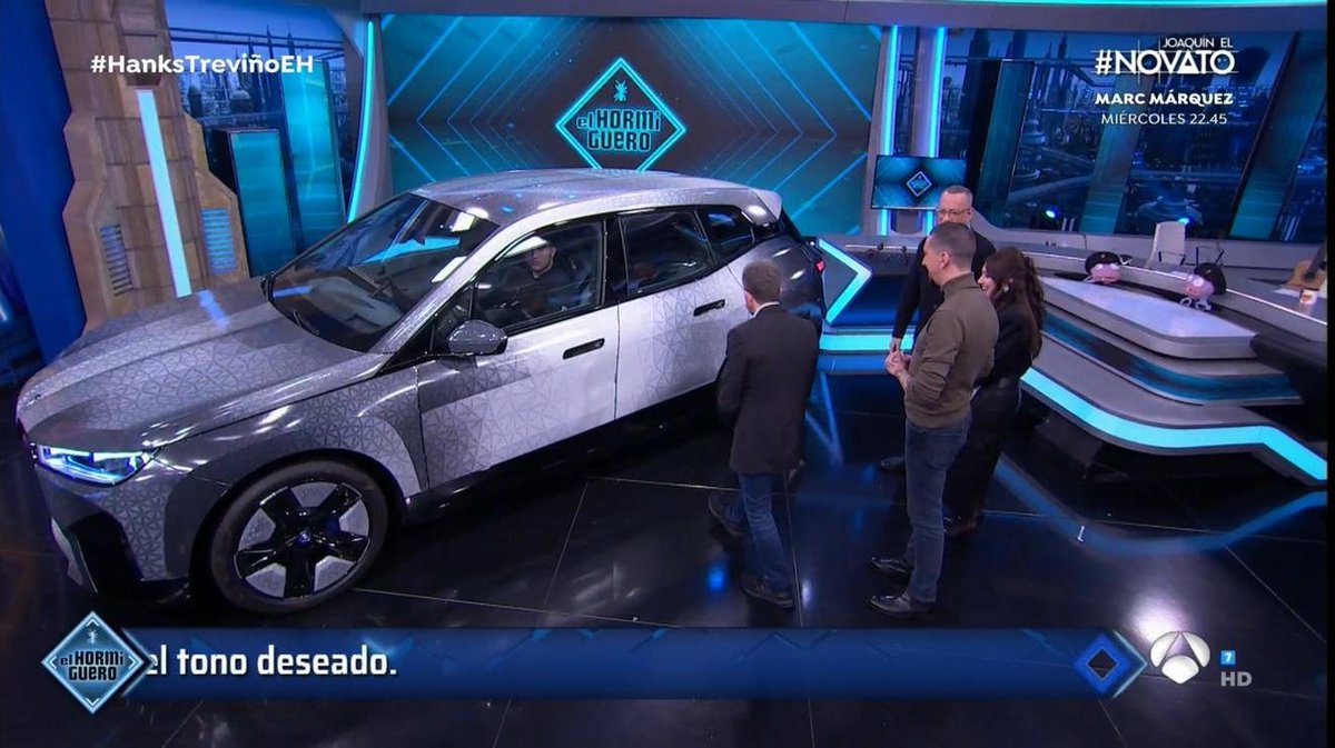 BMWGroupEspana's tweet image. Sin duda Tom Hanks y María Treviño han sido unos privilegiados junto al público de @El_Hormiguero pues era la primera vez que el @BMWEspana iX Flow llegaba a España. #bmwixflow