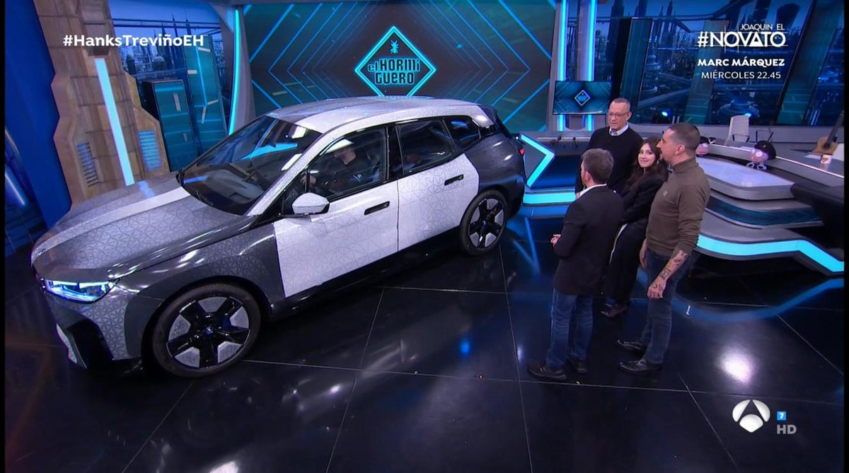 BMWGroupEspana's tweet image. Sin duda Tom Hanks y María Treviño han sido unos privilegiados junto al público de @El_Hormiguero pues era la primera vez que el @BMWEspana iX Flow llegaba a España. #bmwixflow