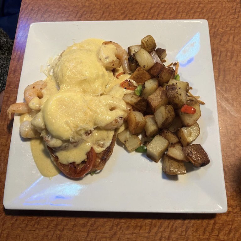 December is here and we are spending every minute inside Paradise enjoying the warm food and great company 🍽️
.
.
.
#paradiseloungesandiego #food #eggsbenedict #greatcompany #betogether #healthyfood #eggs #californiafoodie #bar #mondaymotivation #winter #december #dailyfoodfeed