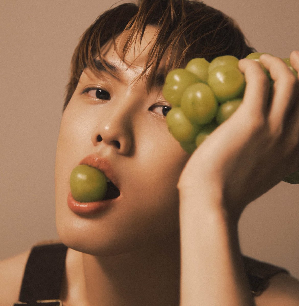 humanbean808's tweet photo. Isn't Life Grape?

🍇 Established JuMil, future JuMilCob
🍇 T, 12.3k
🍇 They keep giving them grapes in photoshoots, so let's roll with it, this SHOULD be pwp (it is not), this is silly (just indulge me) 

For @diejungzfest 
https://t.co/DT3ME8cUBN https://t.co/NskFuUzfCE