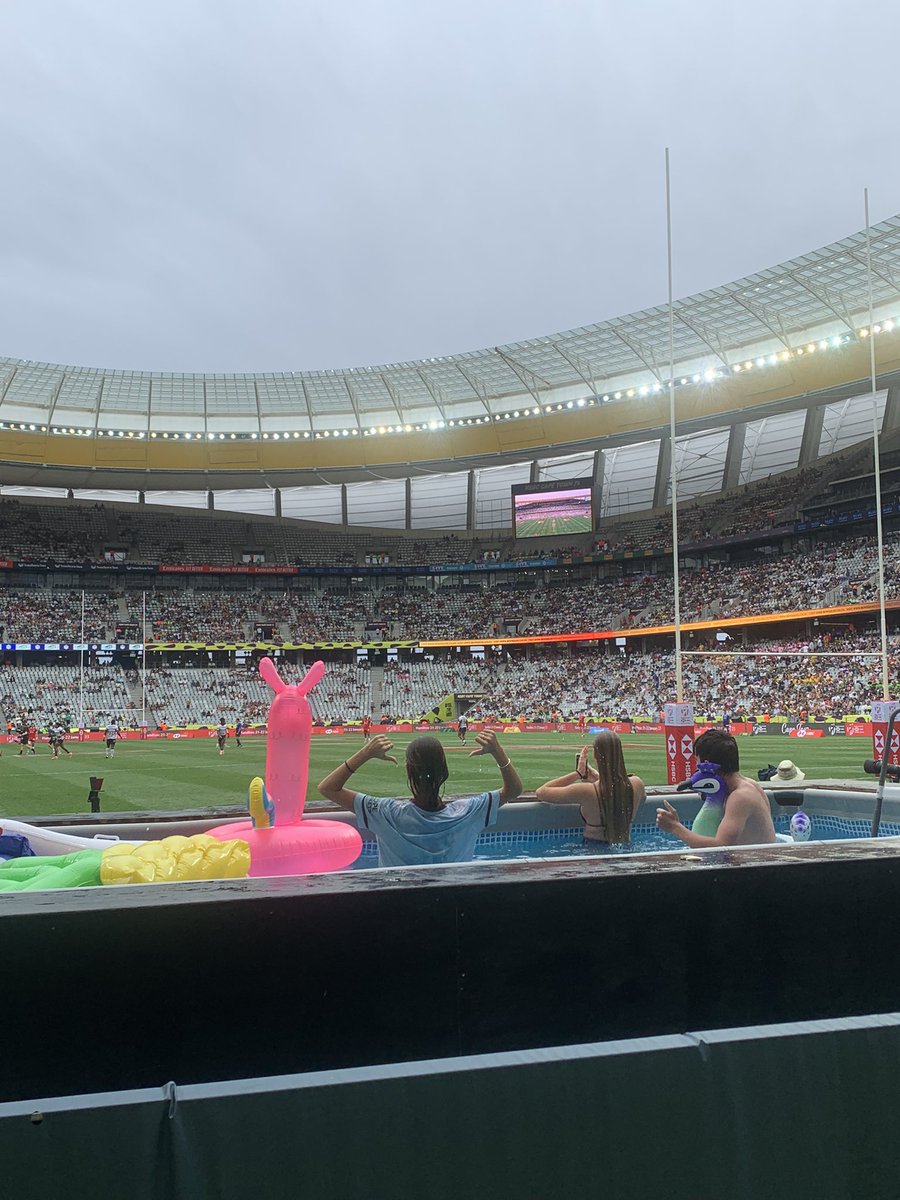 Jinx_isgud's tweet photo. @Luca_Rakic nah rest, does the 10s have a swimming pool? https://t.co/tcJLOubSrh