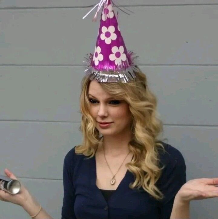 Happy birthday taylor swift mother of lesbians!! 