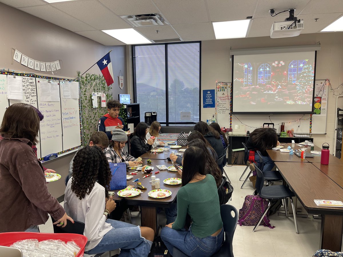 CAHS_Media's tweet photo. Freshmen in broadcast 1 enough relieving stress by decorating cookies before semester exams begin tomorrow. @NISDComArts @NISD 📸Carey McCarthy https://t.co/2A3vi21RaZ