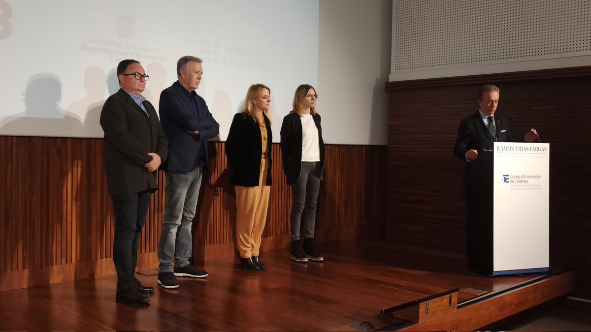 Aquesta tarda acollim la preestrena del documental 'Ramon Trias Fargas, en primera persona' centrat en la figura del col•legiat d'Honor del CEC que es podrà veure demà a les 22h al <a href="/senseficcio/">Sense ficció</a> de <a href="/tv3cat/">TV3 és ara @Som3Cat</a>. Amb la consellera <a href="/economiacat/">Economia i Finances</a> <a href="/nataliamasguix/">Natàlia Mas Guix</a>, entre d'altres autoritats