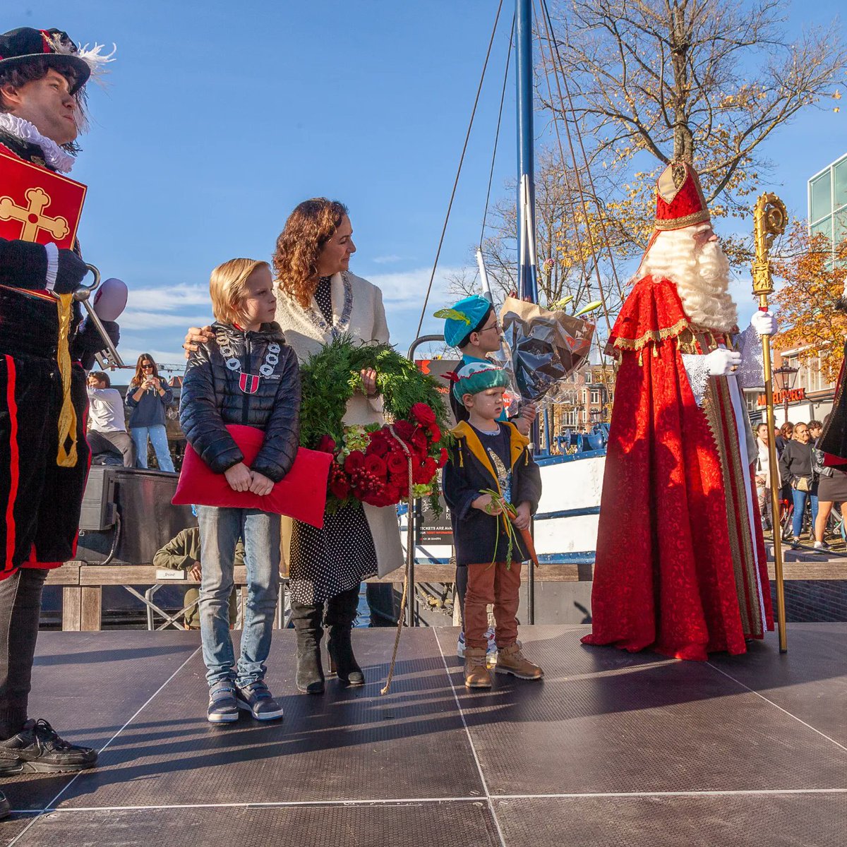 Wil je nog nagenieten van de geweldige intocht en alle foto's bekijken? Ga dan snel naar onze website: sintinamsterdam.nl/fotos

Ten slotte wensen wij als Stichting Sinterklaas in Amsterdam alle Amsterdammers alvast hele fijne feestdagen toe!

Tot volgend de volgende 85e intocht!