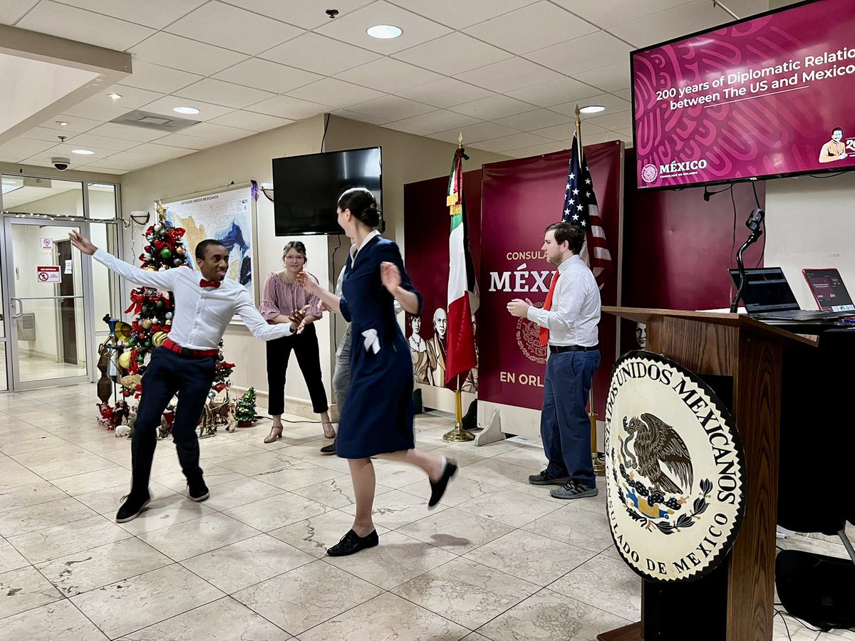 ConsulMexOrl's tweet photo. Estuvieron presentes #SergioUribe @OrangeCoSheriff #TarikKabbaj @Chase #AdrianFernandez @OrlandoFireDept #AlexCaro @OrlandoPolice #KhalidMuneer #JakeRuiz #DavidMoth #HenryMoth. Presentación con hitos de la historia de 🇲🇽 y 🇺🇸 @OYBecerril @JOVUNITED. Además, bailables regionales. https://t.co/ypEBpbFUm4
