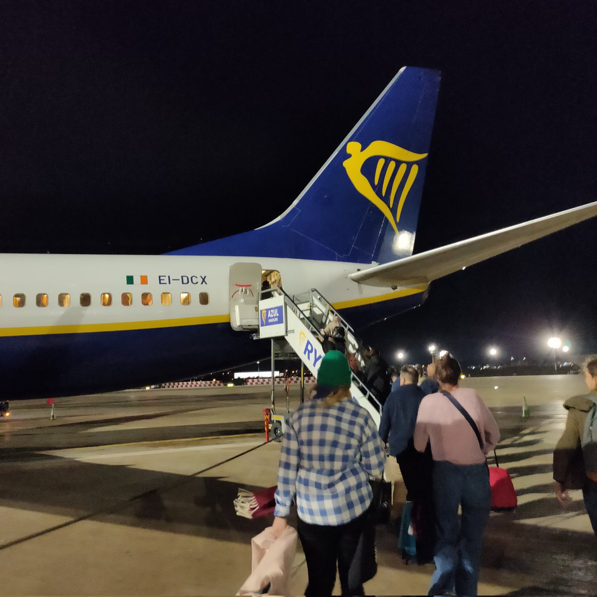 Finally on the plane back home from Dreamhack Valencia, it's been a long day (2 hours delay + I'm sick).
I was surrounded by so many amazing people from the <a href="/ESLMobile/">Snapdragon Pro Series</a> staff and the BS/WR teams. You all hit different ❤️