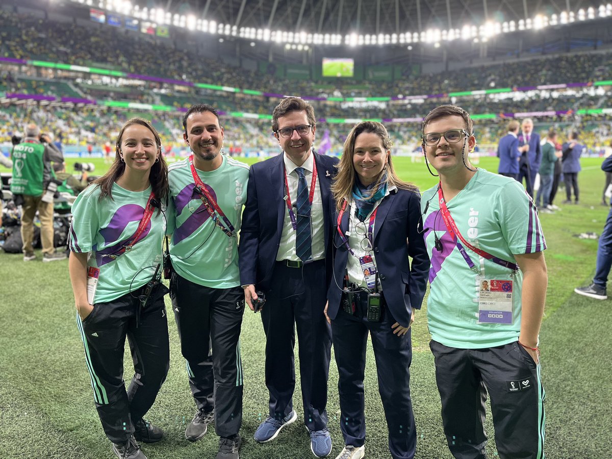 SCarreno10's tweet photo. Qatar 2022 quedará enmarcado como mi primer mundial. 

8 partidos, 6 de fase grupos, octavos de final y cuartos de final. Un reto enriquecedor servirle a la prensa de todo el mundo en el evento deportivo más relevante a nivel global.

Una Privilegio aprender de @jumejia https://t.co/lhLUj0aSnY
