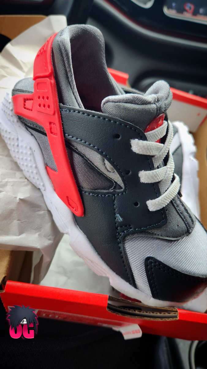 JoystickShinobi's tweet photo. HEY! HOLD ON! if you know someone in the #Houston area that needs some shoes in kids size 10C lmk they can have these! Secondly what's on your feet today #kotd and lastly let's see some photography 📸 #ไบร์ทวิน #hiddensaucevillage #kicks #photography #murals #Jordans #retro7 https://t.co/eDGDffms9T