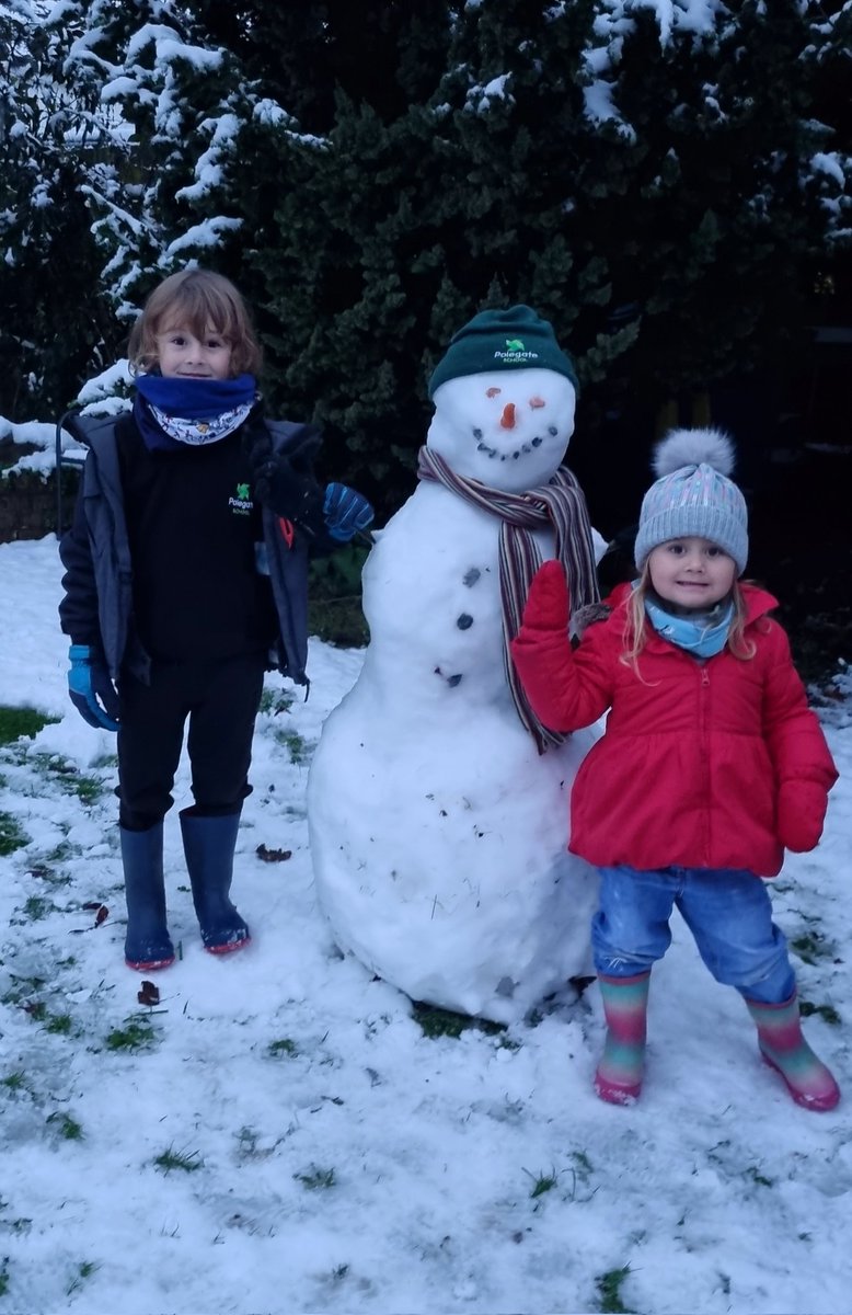 Rachel02336688's tweet photo. @PolegateSchool @s_polegate @PFAPolegate #slacksiblings with their Polegate snowman! https://t.co/bETCVQnRp9