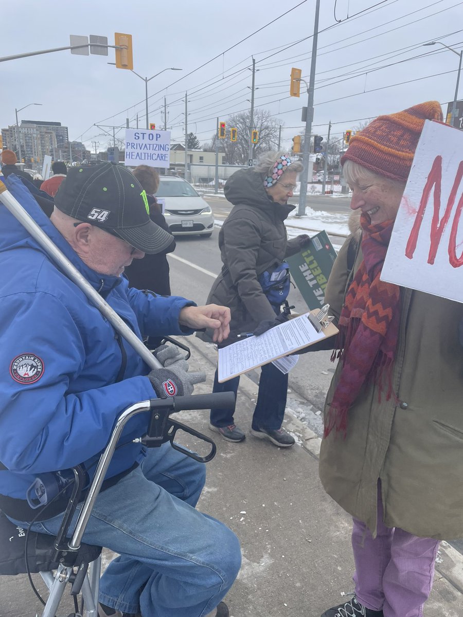 lulex's tweet photo. We signed petitions, many honked in support. We support our nurses and care workers. We want to keep healthcare public. #StopFordCuts #SaveHealthCare #KeepHealthcarePublic https://t.co/QfrNixEBum