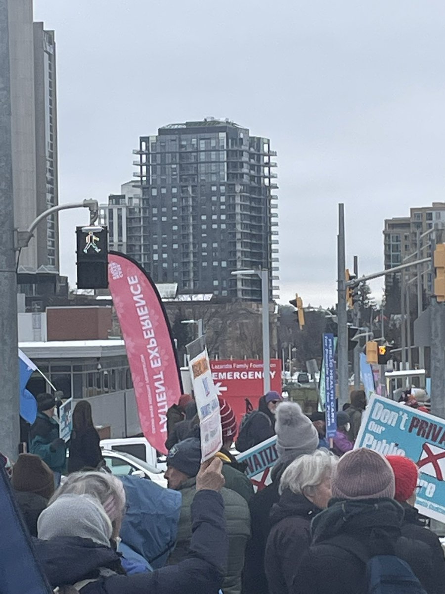 lulex's tweet photo. We signed petitions, many honked in support. We support our nurses and care workers. We want to keep healthcare public. #StopFordCuts #SaveHealthCare #KeepHealthcarePublic https://t.co/QfrNixEBum