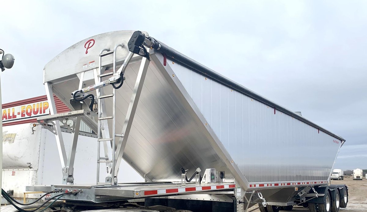 MfgTrailer's tweet image. Another one of our Platinum Tri Axles, on its way to another happy customer!
#platinumtrailers #triaxle #allequip