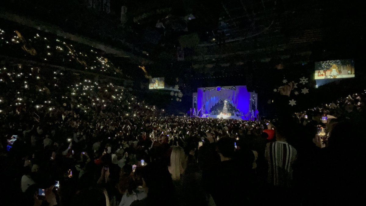 vix_ng's tweet photo. @LucaMLuca100 @MariahCarey @Braedanlee I was there too! It was magical and highlight of my Christmas season. #QueenofChristmas https://t.co/tEX9kivoz0
