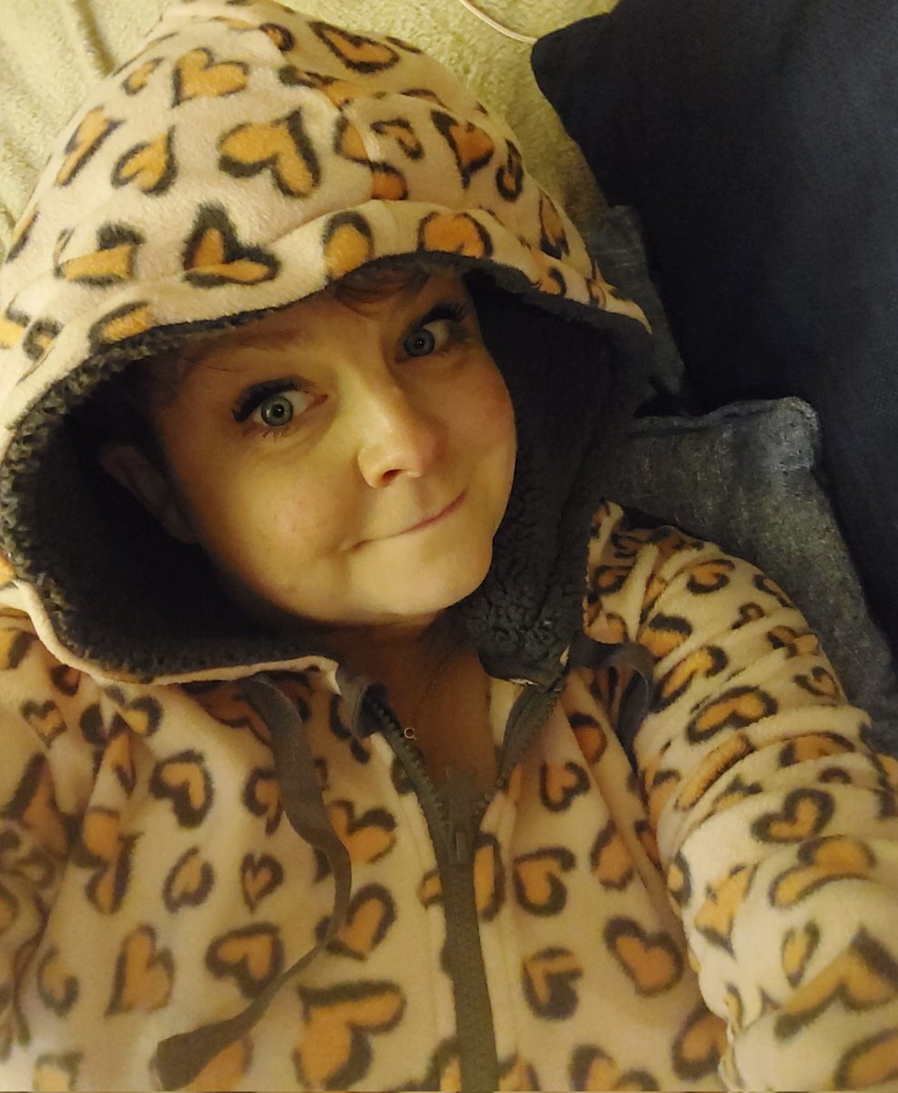deedoubleu34's tweet photo. Festive lunch with hubby.....and home! #festivefeels #weecheekydaysoff #Xmassparkle #chillininmyonesie https://t.co/HEm8Cn0flT
