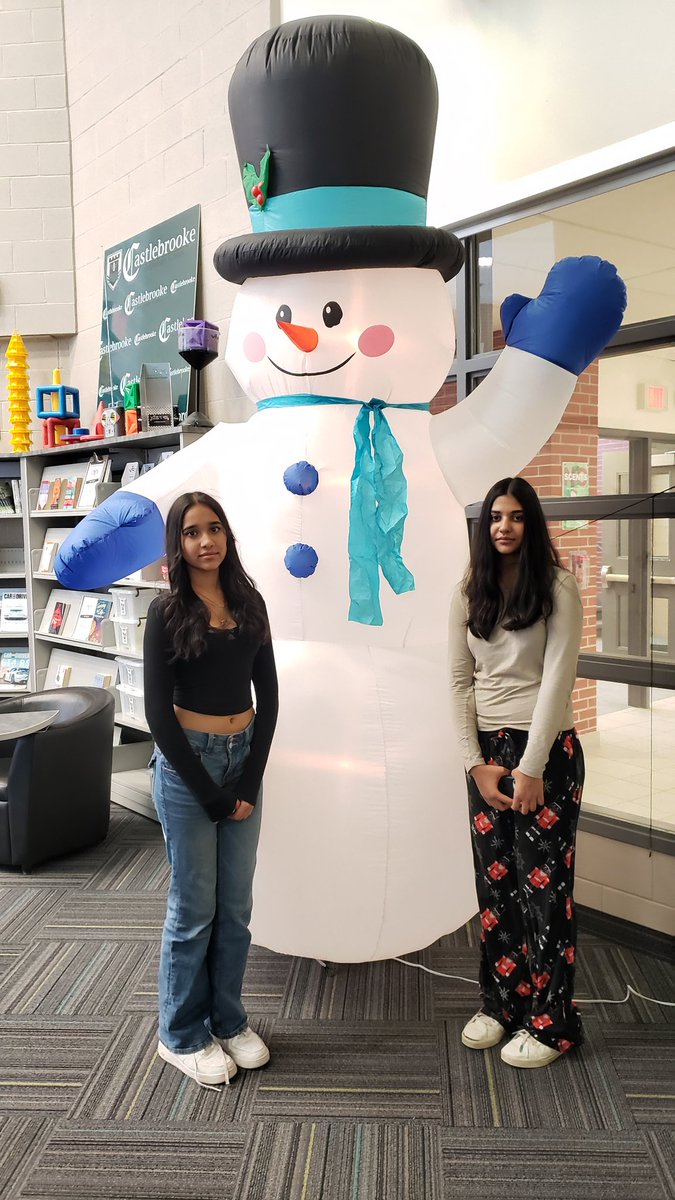Look what came to life TODAY! Stop by for a selfie with Frosty.    <a href="/castlebrookess/">CastlebrookeSS</a> @DragonsLinkCrew <a href="/DragonsCouncil/">Castlebrooke SAC</a>