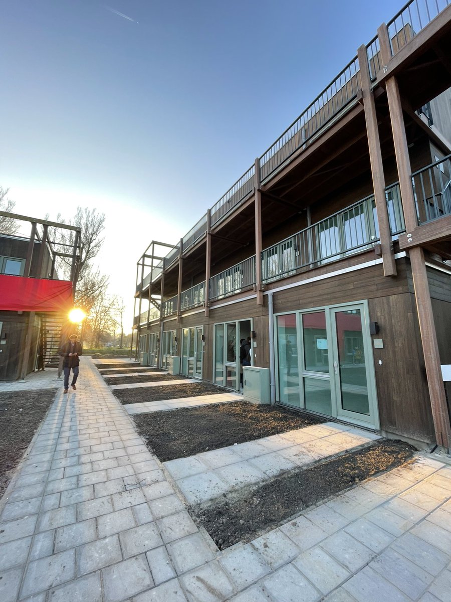 Vandaag in Nieuw-Vennep bij de sleuteloverhandiging aan de nieuwe bewoners van 60 flexwoningen. Prachtige circulaire woningen die snel gebouwd en bewoond zijn door mensen die met spoed een huis nodig hebben. Flex is de snelste weg naar nieuwe woningen. ymere.nl/nieuws/nieuwsb…