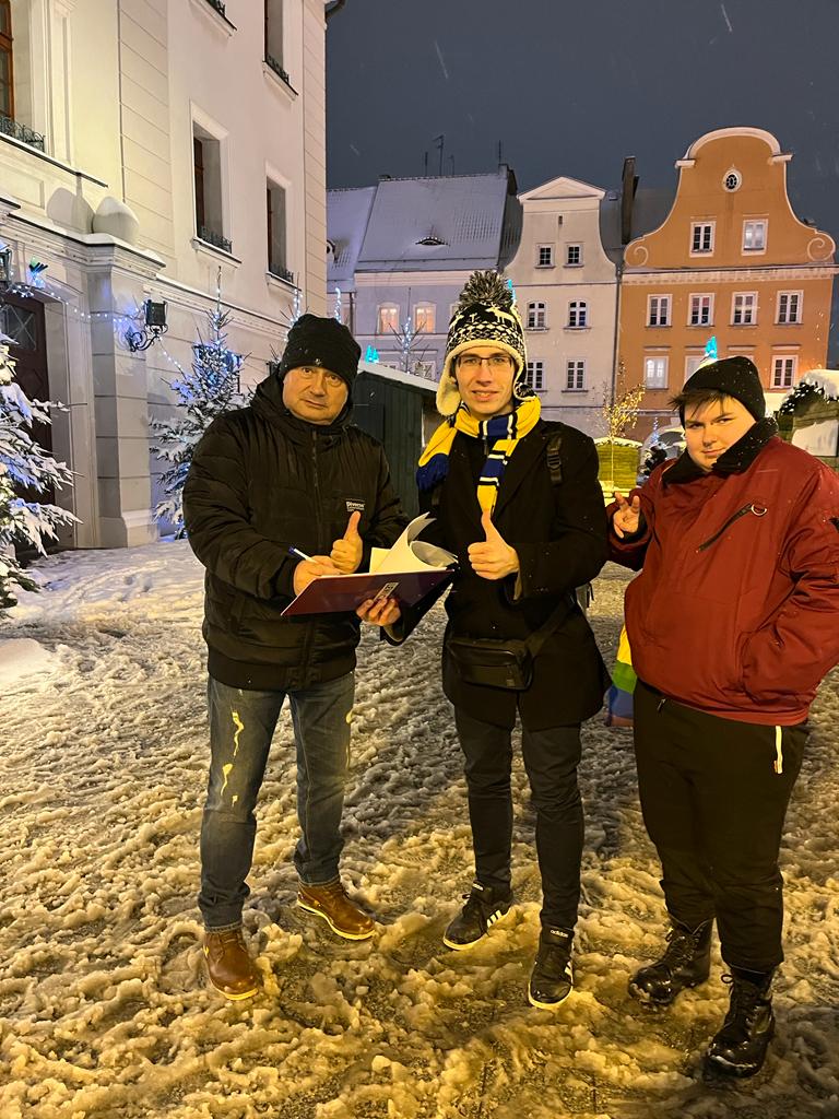 WaclawJan's tweet photo. ❤💜 #RentaWdowia GLIWICE
.
Zbieramy podpisy pod słuszną sprawą; odpis 50% emerytury po zm. współmałżonku przy zach. własnego świadczenia. Bo walka o wyciągnięcie z biedy zagrożonych nią grup społecznych to zawsze jest słuszna sprawa. I piękny gliwicki jarmark bożonarodzeniowego. https://t.co/UTO0SxDVyD