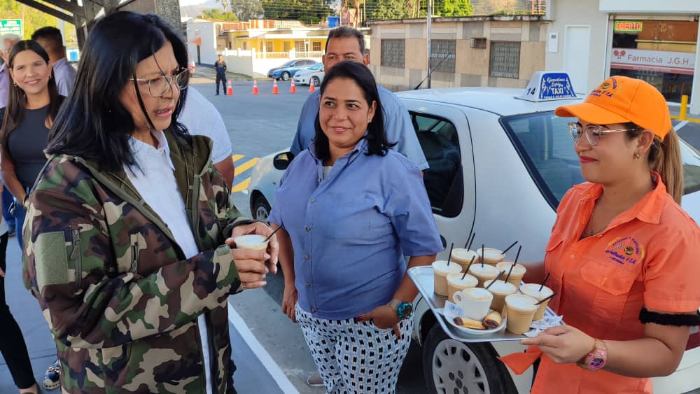 Alcaldiasucrea's tweet photo. #RepostApp Vía @WILSONCOY - Inicio de semana con excelentes noticias para nuestros Sucrenses. ☑️☑️

Junto a nuestra gobernadora @karinacarpioaragua inauguramos la parada "Los Golfeados", en la carretera nacional, la más grande del municipio

Seguimos trabajando #ContigoPorSucre https://t.co/1prRzLhpFg
