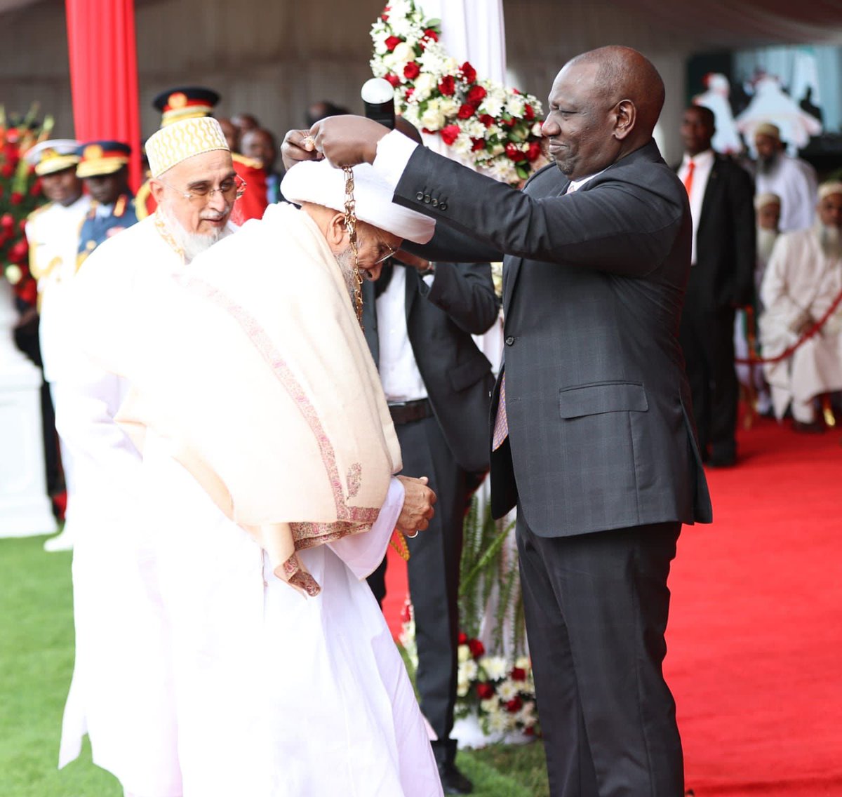 rigathi's tweet photo. This evening, I joined the Dawoodi Bohra Community to celebrate top honours Award to their Spiritual Leader, His Holiness Dr. Syedna Mufaddal Saifuddin, by H.E. President @WilliamsRuto during the 59th Jamhuri Day celebrations. https://t.co/snO8oUXtiB