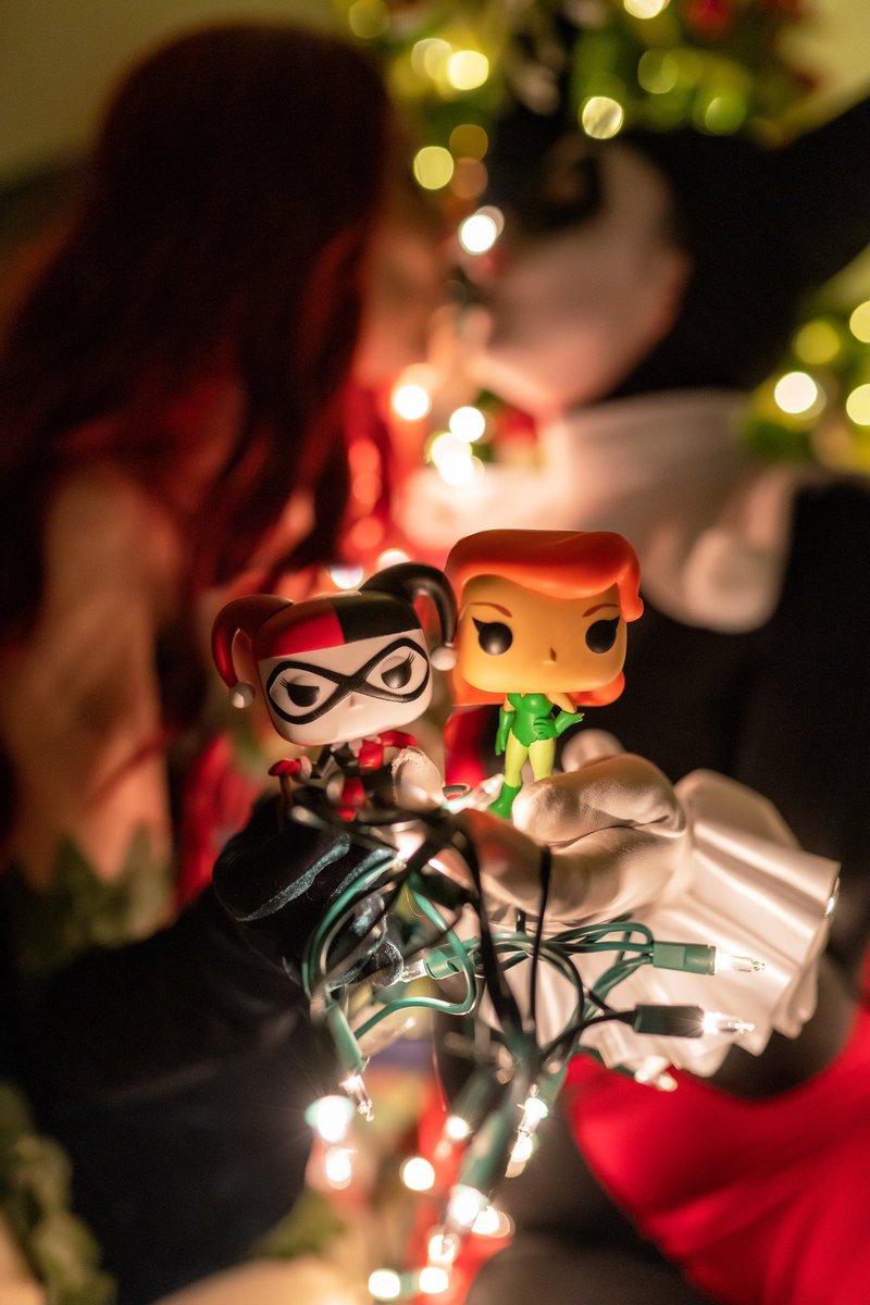 aliferouxs's tweet photo. @CosplayRedrose and I put the gay in Christmas this holiday season. Can't wait to show y'all some very cute photos of these two ❤️🎄

#HarleyQuinnCosplay #PoisonIvyCosplay #Harlivy https://t.co/X3n3ysvGVM