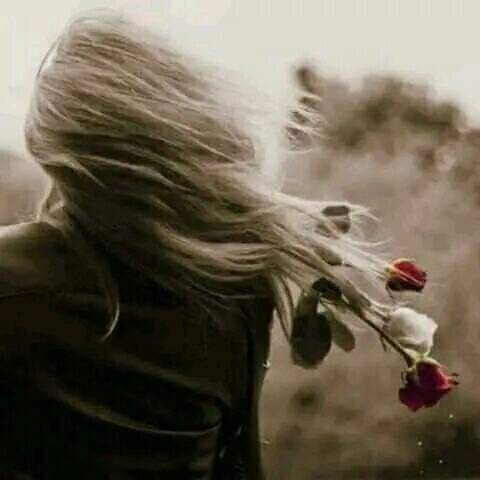 Yine sessizce kalbine gömdü kadın hislerini...
Anlatacak ne kelimesi kalmıştı...
Ne hali... 
Sadece çok ama çok yorulmuştu…