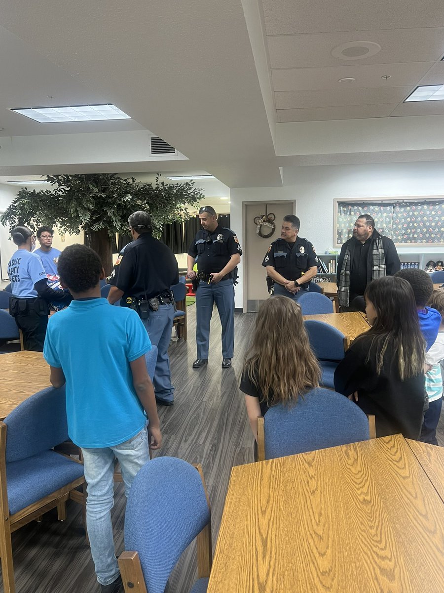 TierraDelSol_ES's tweet image. Thank you Pebble Hills Regional Command center for your generous donation of toys.  @TierraDelSol_ES #DevelopingRelationships