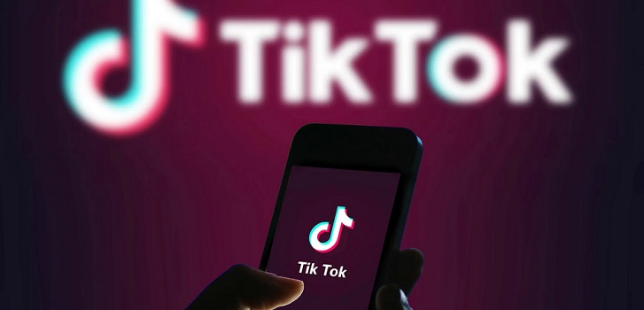 TheReporterET's tweet photo. TikTok is fueling violence in Ethiopia. Some use its live chat to propagate misinformation and provoke ethnic attacks. Due to the lack of a filter, the platform is also filled with derogatory language as if it were normal.

Read More: https://t.co/Egza8CiX0J https://t.co/YYat2vEGtC