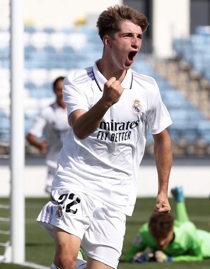 ExpressFutbolCL's tweet photo. Informa @MarioCortegana: César Palacios (18|🇪🇸) ha renovado hasta 2027 con Real Madrid.

🔸️El mediocampista está firmando una gran temporada en la UEFA Youth League (5 Goles y 2 Asistencias).

💰Tiene una cláusula de salida de €50 millones. https://t.co/kw0c7WMf9V
