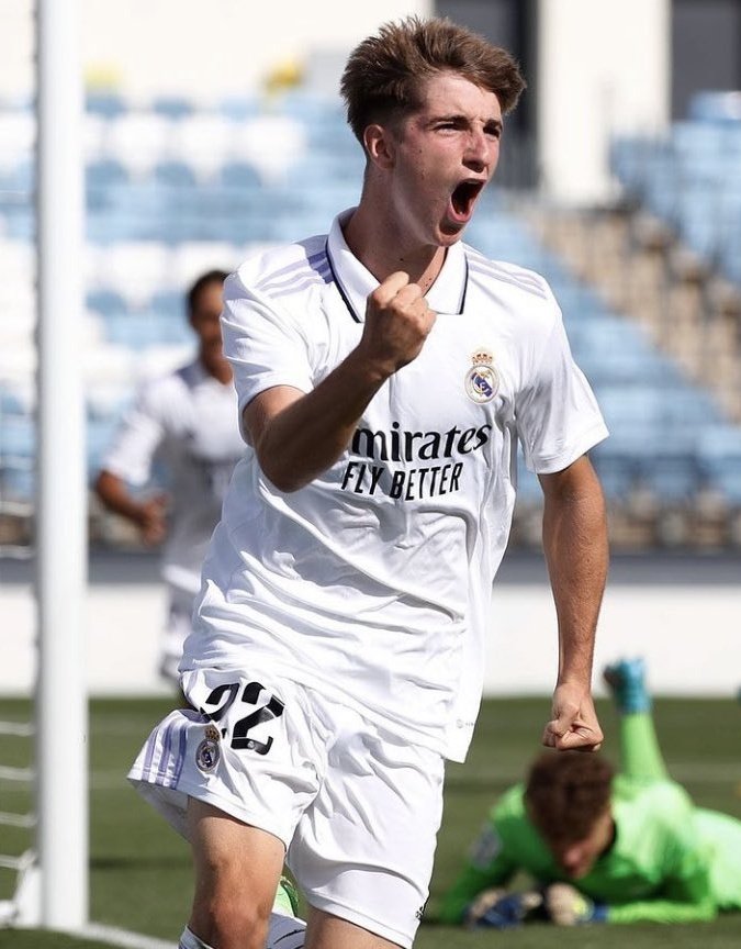 Informa @MarioCortegana: César Palacios (18|🇪🇸) ha renovado hasta 2027 con Real Madrid. 🔸️El mediocampista está firmando una gran temporada en la UEFA Youth League (5 Goles y 2 Asistencias). 💰Tiene una cláusula de salida de €50 millones.