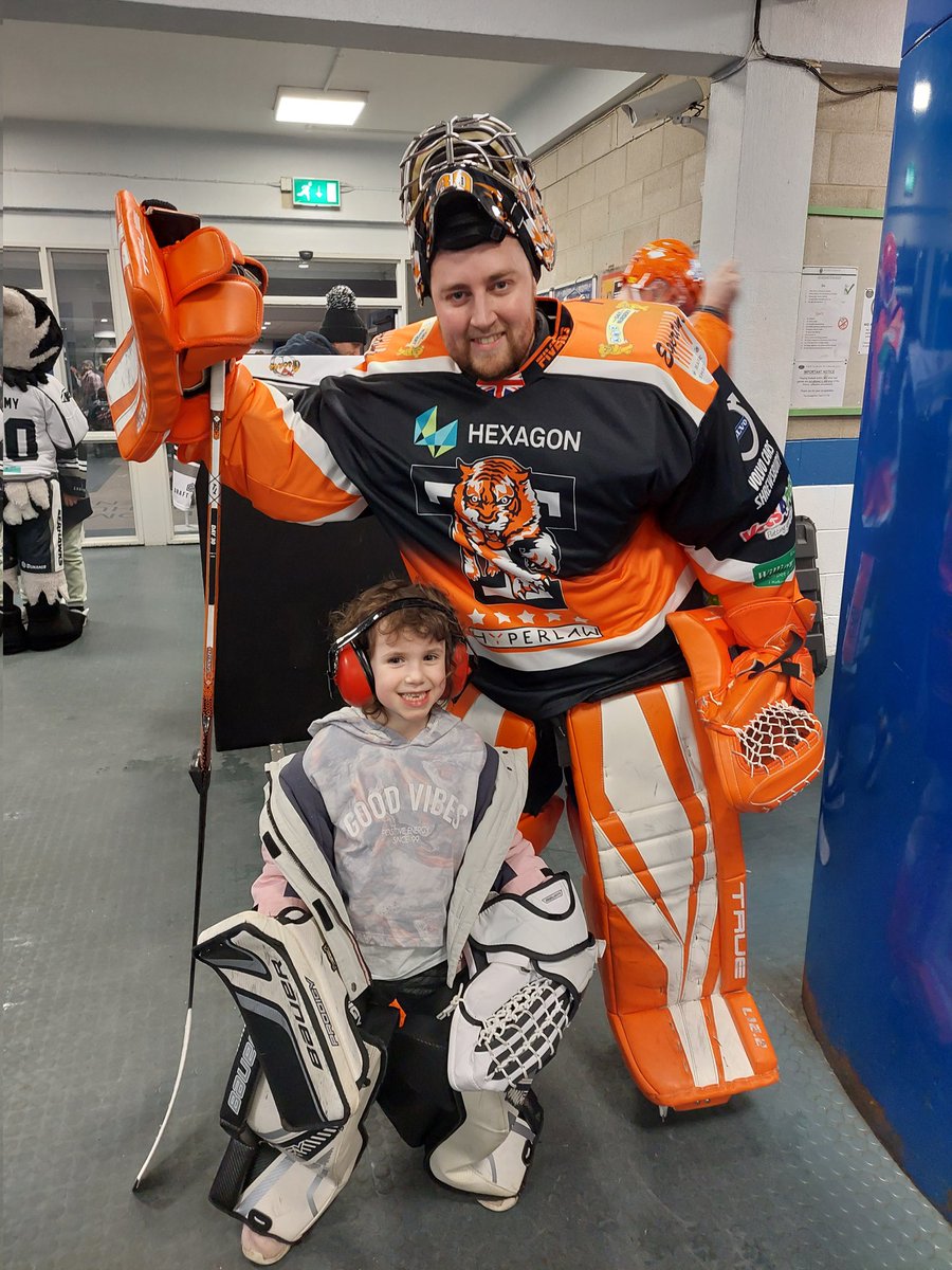 I have said it before but I'm going to say it again ice hockey is one of the most inclusive sports. Such respect for the players that are always willing to stop and talk with the young fans that want to play the sport,without these moments there would not be any future stars 🏒🥅