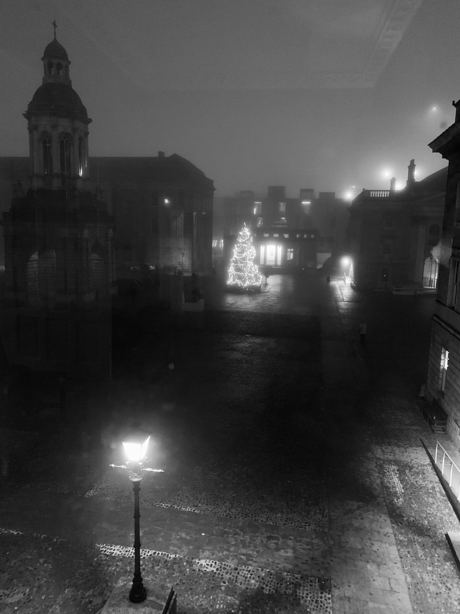 CommonRoomTCD's tweet image. A foggy December evening on Parliament Square, Trinity College Dublin #campuslife