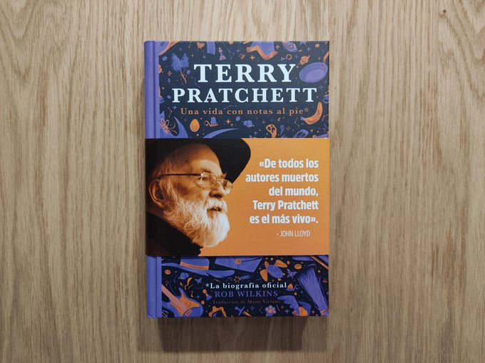 andres_trasado's tweet photo. Llega la casi autobiografía de Terry Pratchett editada por @MaiMesLlibres en un tomo de lujo. El problema de publicar una biografía de Pratchett es que nadie sabe quien es. Es mi deber como influencer literatúfilo darle a Terry Pratchett VISIBILIDAD https://t.co/FUMQ8xPKX3