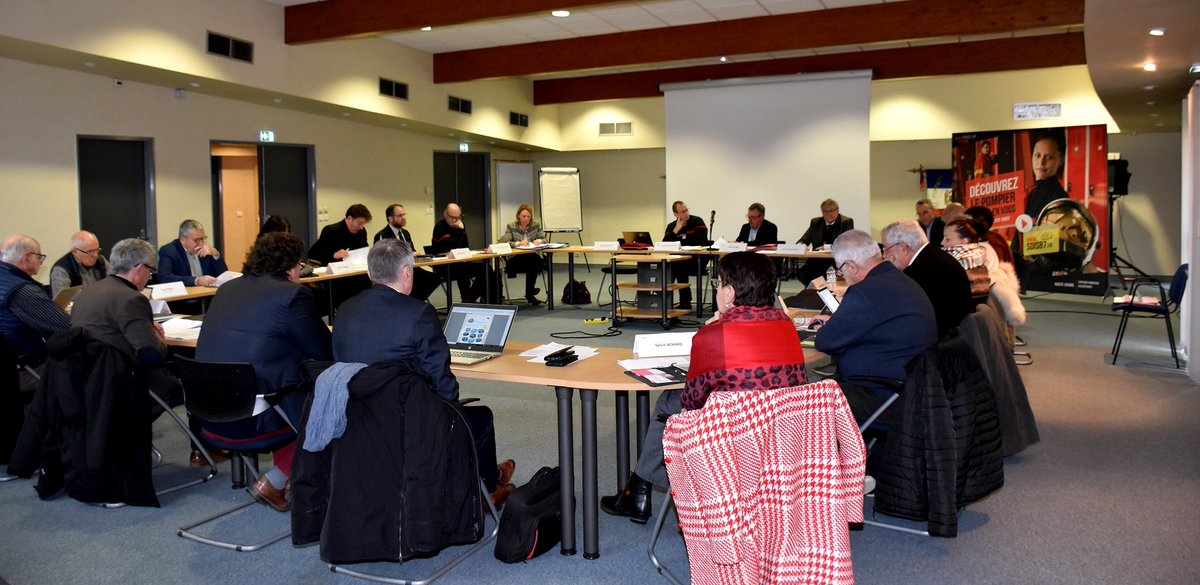 Sdis_87's tweet photo. Conseil d'administration #CA du #SDIS87 présidé par @P_Allard87 en présence de Mme la Préfète @Prefet87 &amp; Président @hautevienne_dep,à l’odj : #OrientationsBudgetaires 2023;plan #Pluriannuel &amp; #RIFSEEP.L’occasion de remettre 1 médaille🏅à l’assistante du service de santé #PATS 👩🏻‍💻 https://t.co/bnItnVvGSD