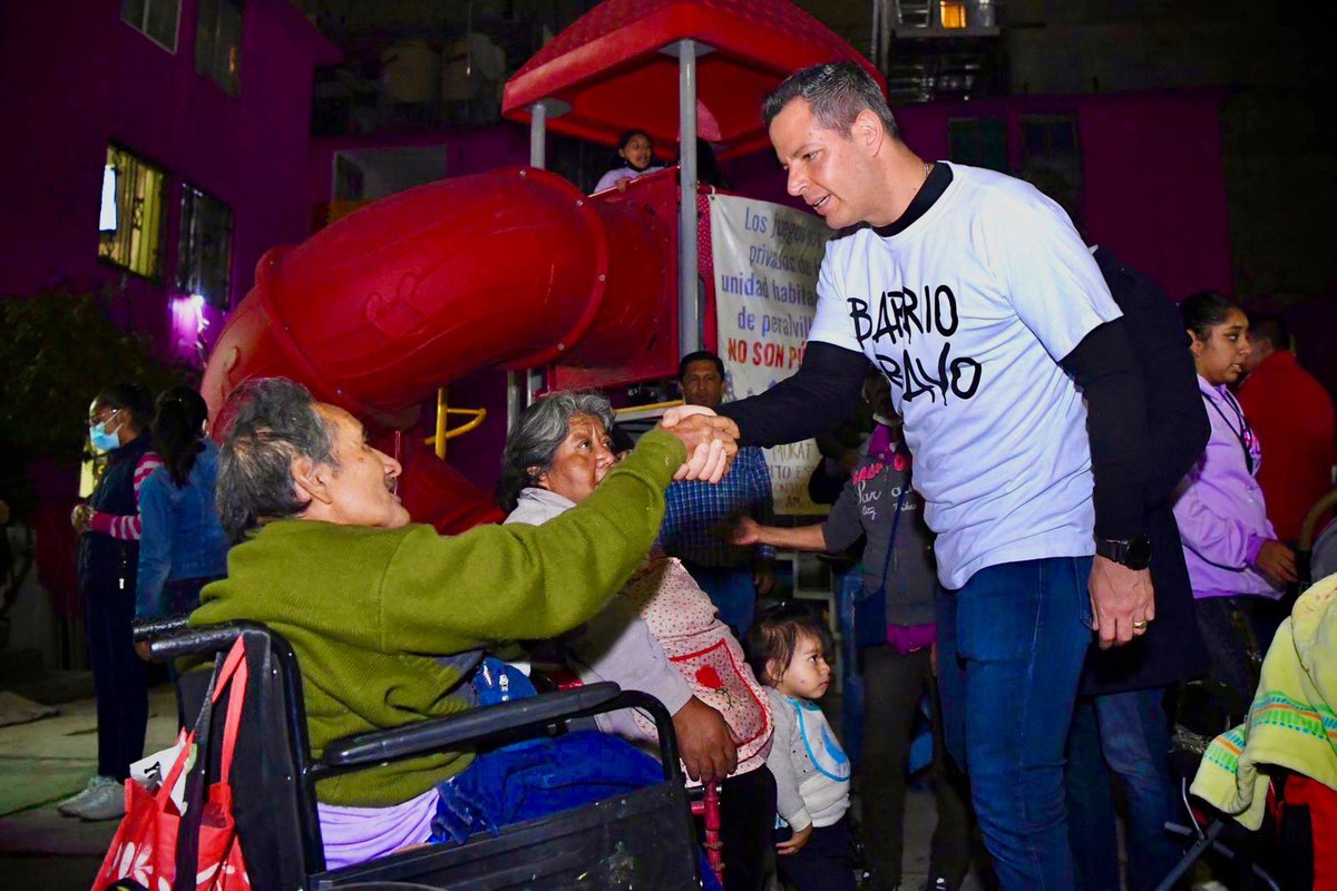 German_Espinosa's tweet photo. Nuestro amigo @alejandromurat y su esposa @IvetteMurat compartieron la alegría de las posadas navideñas con familias del barrio de Tepito, quienes les manifestaron su aprecio y amistad. https://t.co/TevOBCnsaL