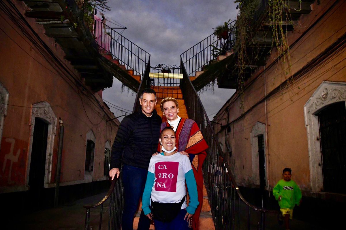 German_Espinosa's tweet photo. Nuestro amigo @alejandromurat y su esposa @IvetteMurat compartieron la alegría de las posadas navideñas con familias del barrio de Tepito, quienes les manifestaron su aprecio y amistad. https://t.co/TevOBCnsaL