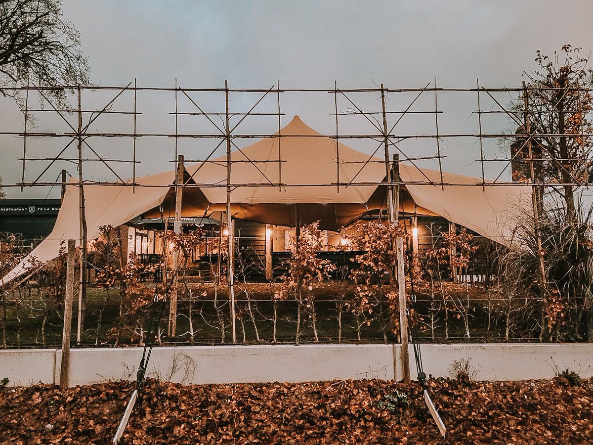 Voor @restaurantdelanding hebben wij deze 10 x 10 meter stretchtent geplaatst. 

#kerst #stretchtent #tent #stretchtents #huren #winter #vanbos #bosverhuur
